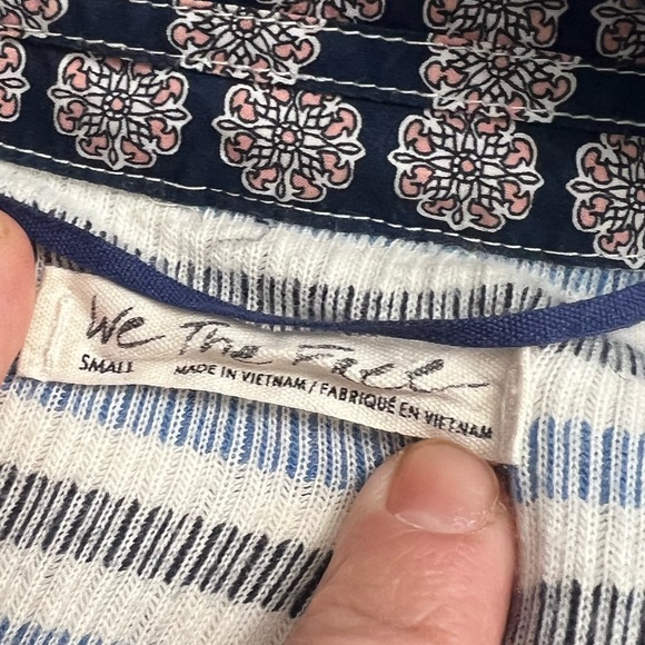 Free people top size small with flaw - Picture 4 of 6